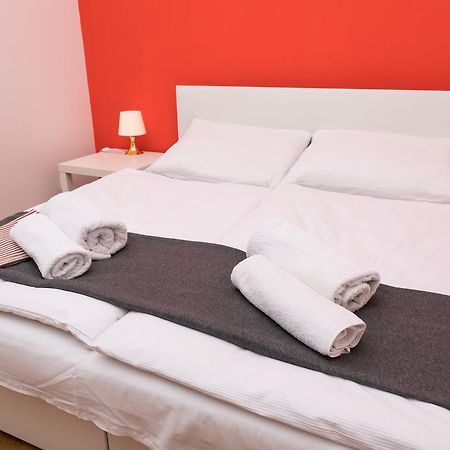 Welcome Charles Bridge Apartments Prag Exteriör bild